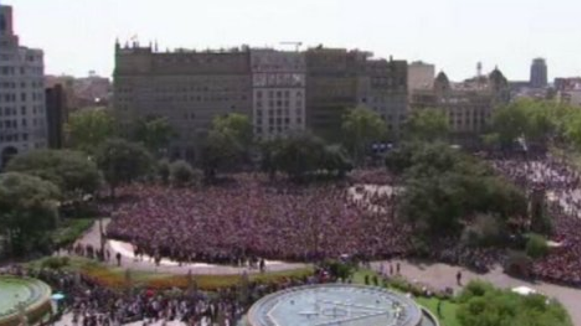 Βίντεο: Χιλιάδες άνθρωποι στη Βαρκελώνη φώναξαν «δεν φοβόμαστε» ενάντια στην τρομοκρατία